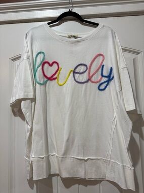 Peach Love California White Short Sleeve 'lovely' Yarn Script Tee